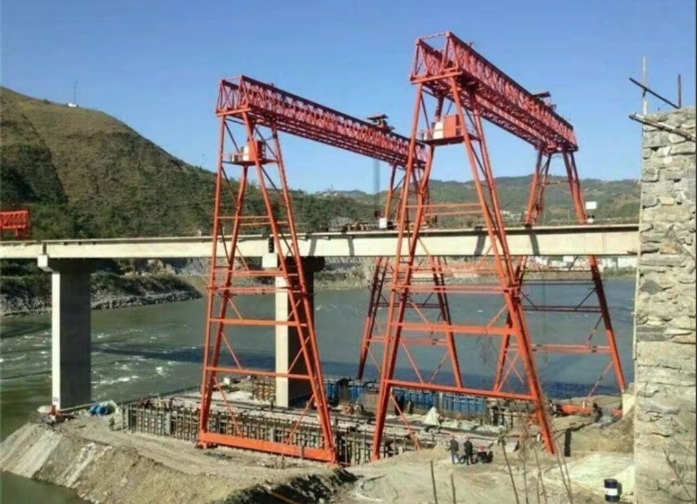 江蘇龍門吊、南通提梁機、路橋門機租賃廠家服務(wù)